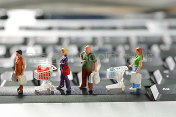 带购物车的小型购物者 互联网商品零售新趋势